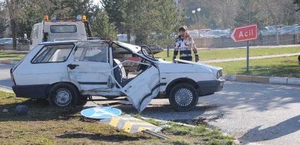 Minibüs, Otomobille Çarpıştı: 2 Yaralı