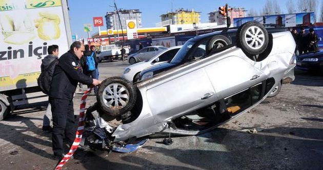 Sivas Sürücünün Tansiyonu Düştü, Otomobil Ters Döndü: 2 Yaralı
