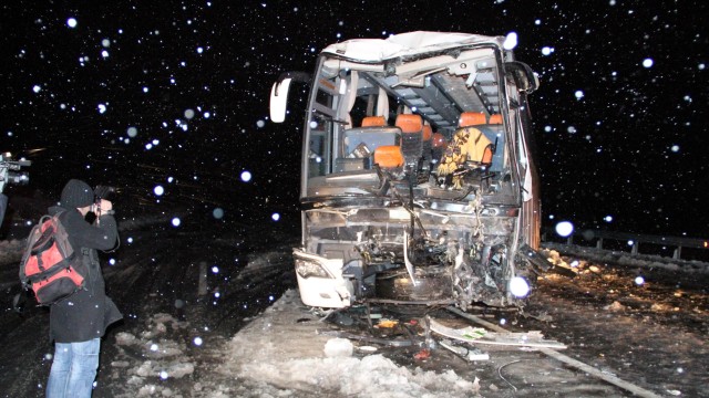 Buzda Kayan Yolcu Otobüsü Şarampolde Asılı Kaldı