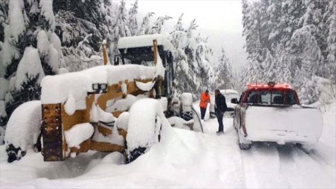 Sivas´ta Kar 17 Köy Yolunu Ulaşıma Kapattı