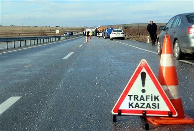 Sivas`ta yolcu otobüsü ile servis minibüsünün çarpışması sonucu 13 kişi yaralandı.