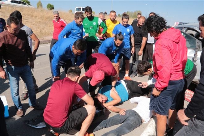 Futbolcular Antrenmanı Bırakıp Kazada Yaralananlara Yardım Etti