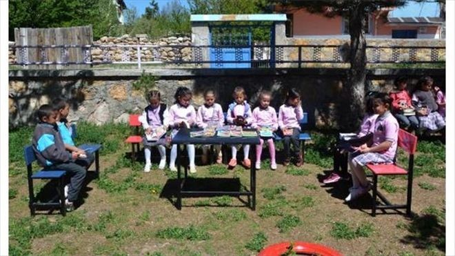 Sivas - Minik Öğrenciler Atık Malzemelerle Okullarını Renklendirdi