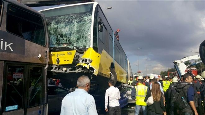 İki metrobüs çarpıştı: 20 yolcu yaralandı