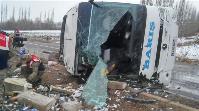Sivas´ta yolcu otobüsü devrildi: 1 ölü 36 yaralı