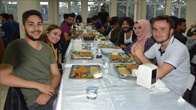 Üniversitede öğrencilere ücretsiz iftar yemeği