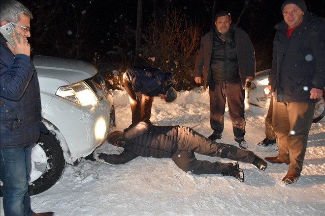 Karda mahsur kalan minibüs şoförü, 6 saat sonra kurtarıldı