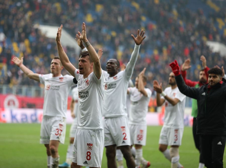 Demir Grup Sivasspor rakibiyle 2-2 berabere kaldı.