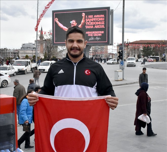 Avrupa Şampiyonu Taha Akgül, Sivas´ta coşkuyla karşılandı