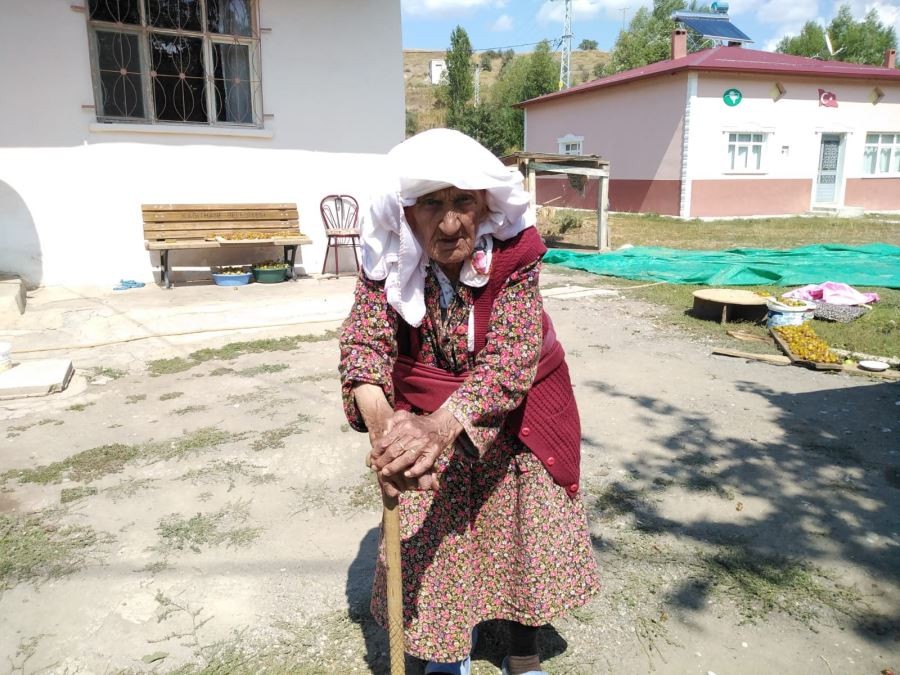 105 yaşında bastonuyla halay çeken Sabayi nine konuştu 