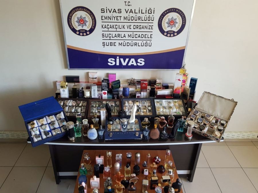 Sivas’ta çok sayıda kaçak kol saati ve parfüm ele geçirildi 