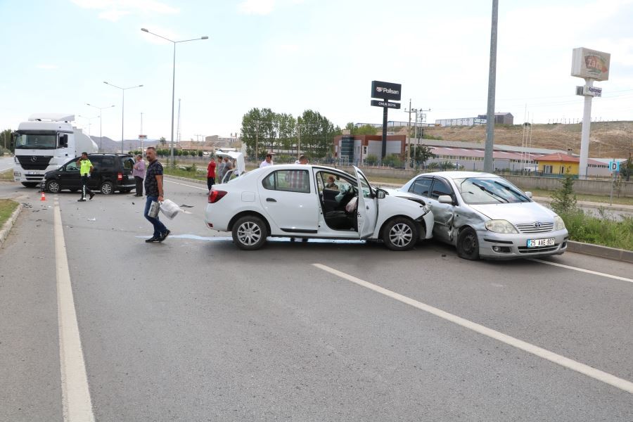 Sivas’ta üç araç çarpıştı: 2 yaralı