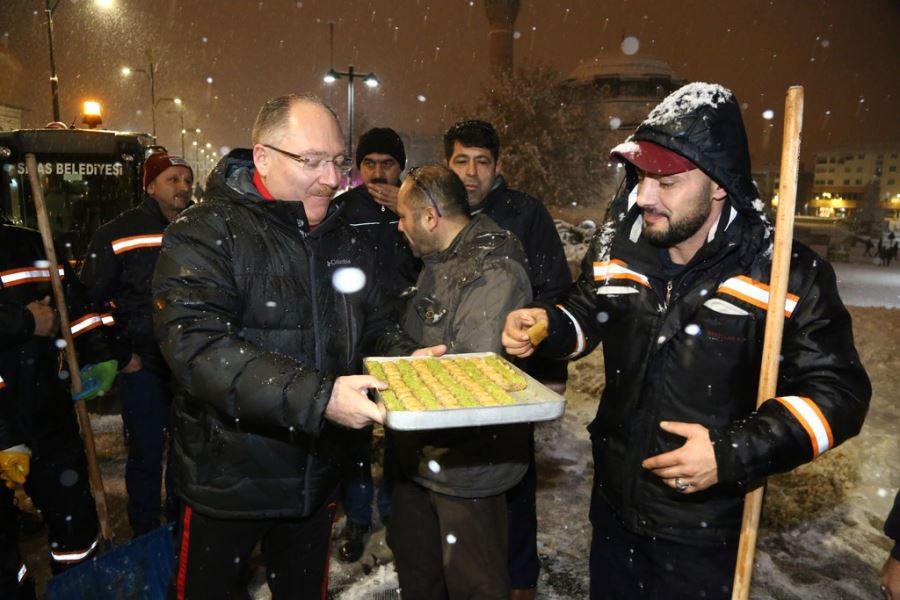  Sivas’ta aralıksız karla mücadele