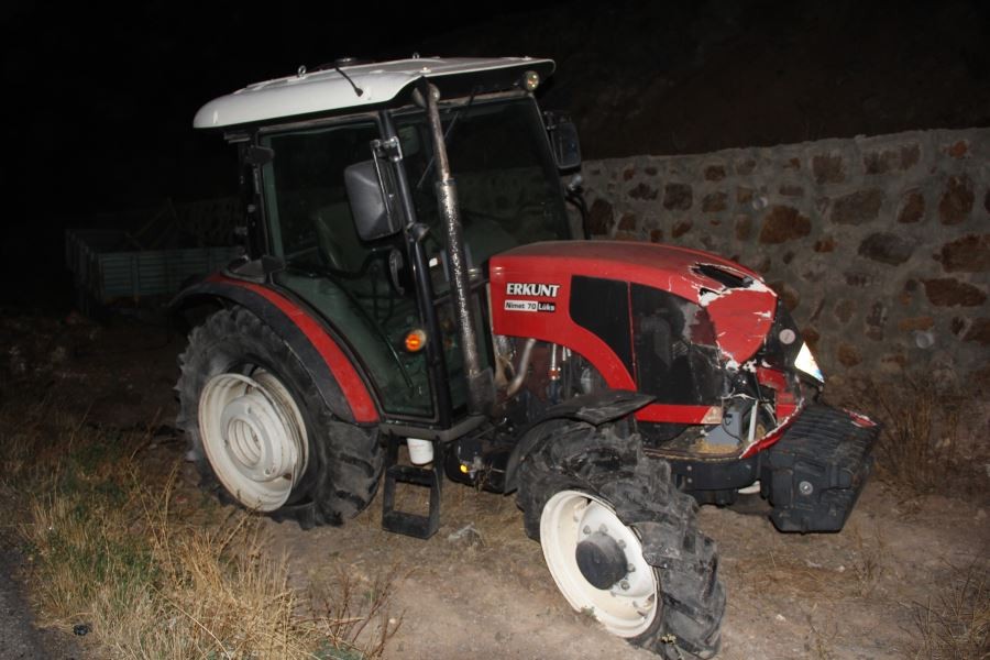 Kamyon ile traktör çarpıştı ortalık savaş alanına döndü: 1 ölü, 3 yaralı