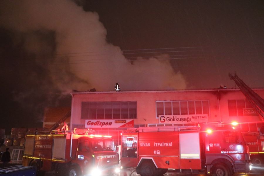 Sivas’ta sanayi sitesinde korkutan yangın, 4 iş yerinin çatısı kullanılmaz hale geldi