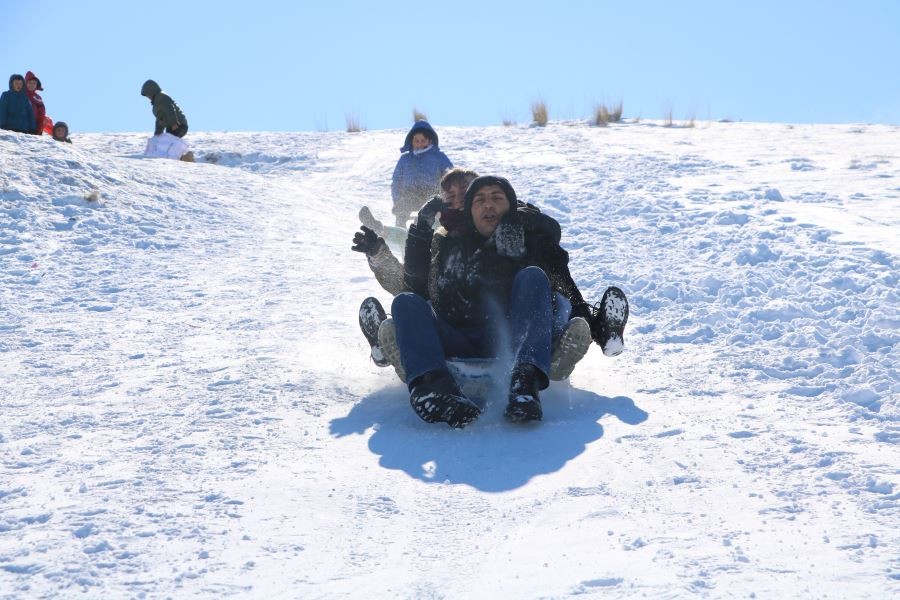  Kar tatilini fırsat bilen çocuklar doyasıya eğlendi