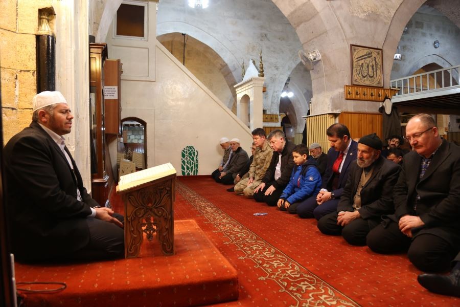 9 asırlık camide eller Mehmetçik için açıldı
