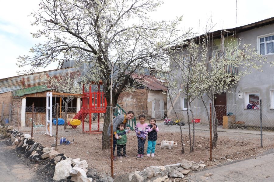 Sokağa çıkamayan çocukları için evinin bahçesine park kurdu