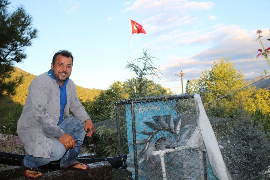 Elektriği doğadan kendisi üretti, Türk bayraklarını aydınlatmayı başardı