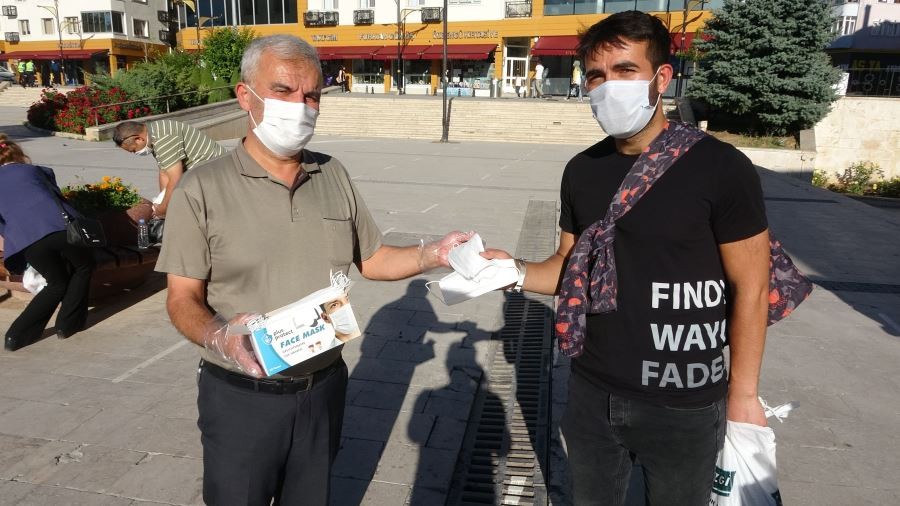 Sivaslı iş adamı memleketinde 15 bin adet maske dağıttırdı