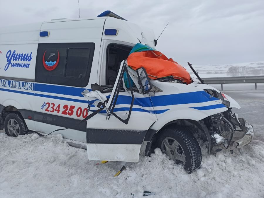 Ambulans tırla çarpıştı: 1 ölü 1 yaralı