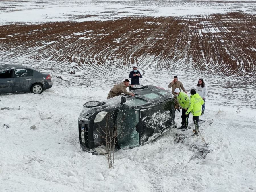 Kar sürgünü kazalara neden oldu, jandarma kaza yapan araçtaki vatandaşları böyle kurtardı