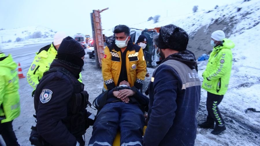 Sivas’ta kar kürüme aracı devrildi: 2 yaralı