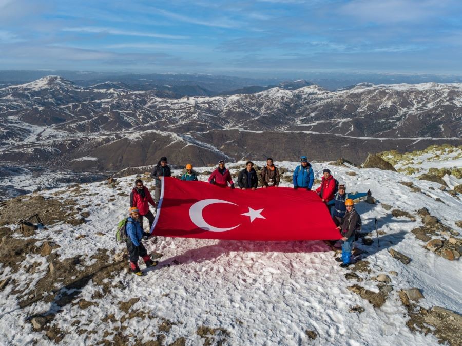 2 bin 552 rakımlı Yıldız Dağı’na tırmanan dağcılar, zirvede Türk bayrağını dalgalandırdı