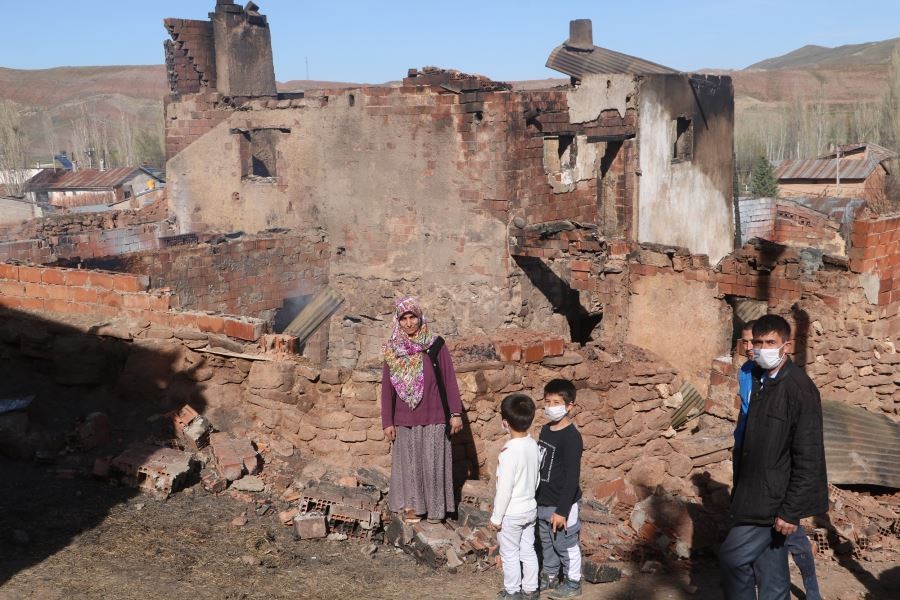 Akşam saatlerinde evleri yanan 5 kişilik aile evsiz kaldı