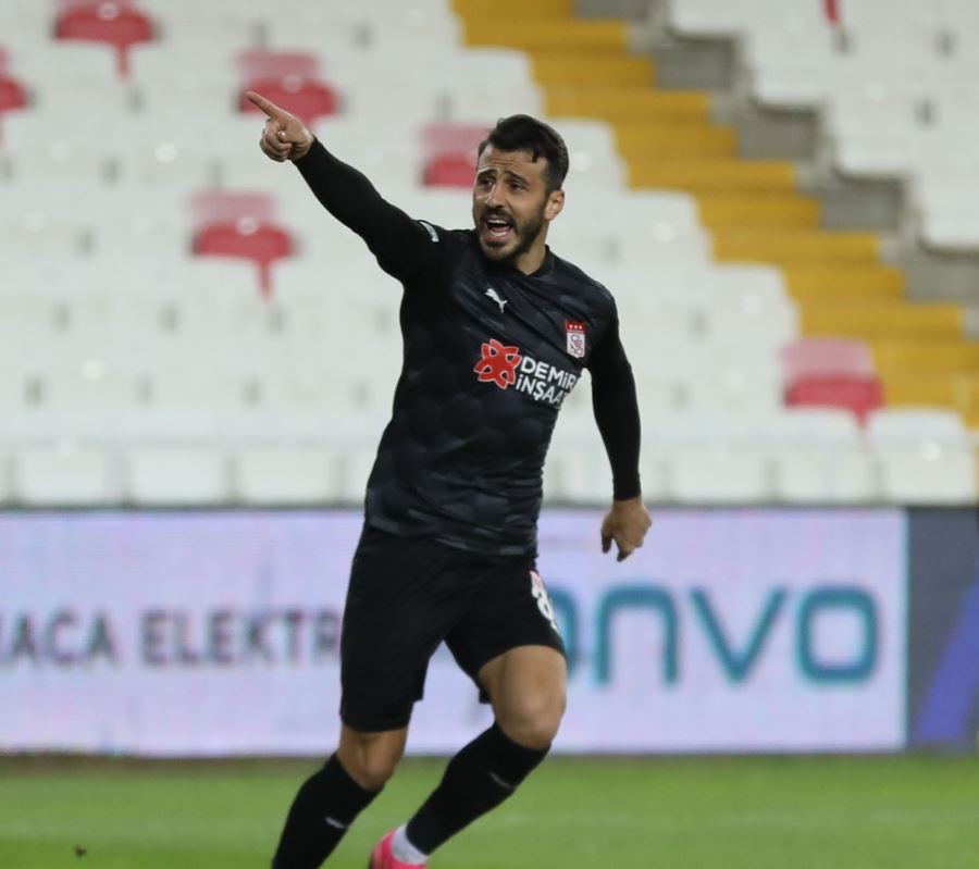 Caner Osmanpaşa 2 yıl daha Sivasspor’da
