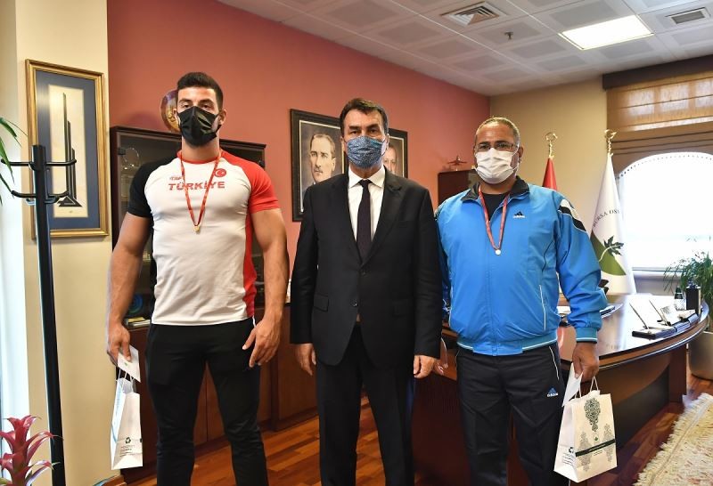 Rekortmen sporcudan Mustafa Dündar’a ziyaret