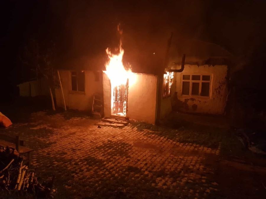 Sivas’ta bir ev alev alev yandı, o anlar kameraya yansıdı