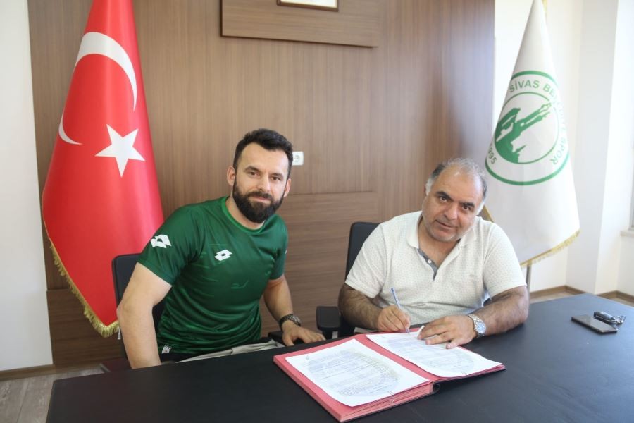 Sivas Belediyespor, TFF 3. Lig ekiplerinden Modafen FK takımında forma giyen tecrübeli oyuncu Gökhan Çetinus ile 2 yıllık anlaşma sağladı.