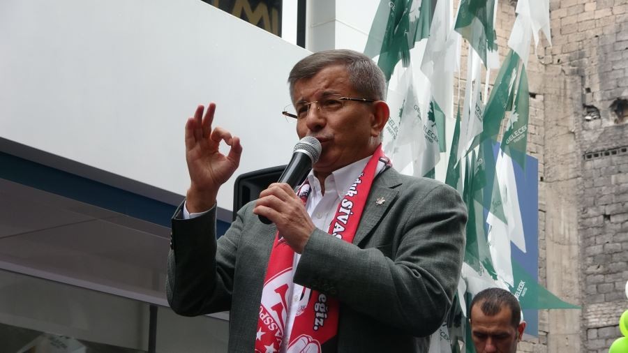  Davutoğlu’nun Sivas ziyaretinde arbede