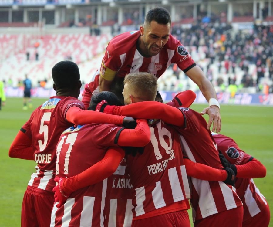 Spor Toto Süper Lig: DG Sivasspor: 1 - Trabzonspor: 1 (İlk yarı)