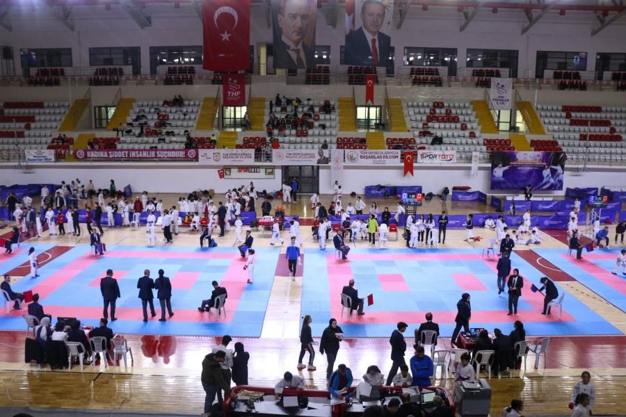 7. Cumhuriyet Kupası iller arası karate turnuvası Sivas’ta başladı