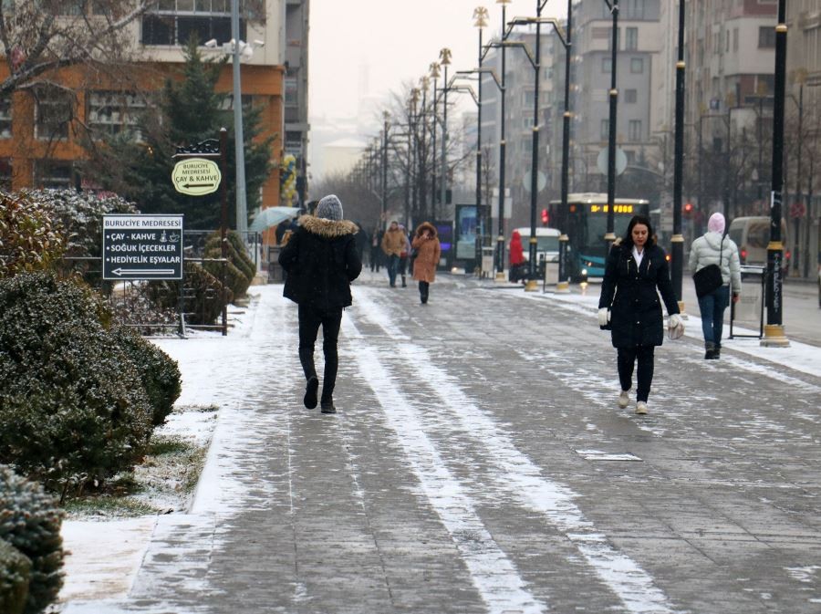 Şehir merkezine mevsimin ilk karı düştü