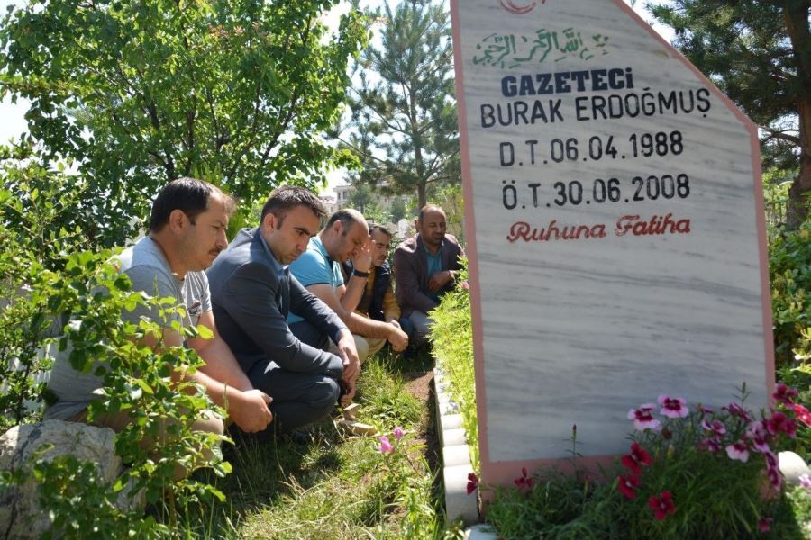 Gazeteci Erdoğdu vefatının 14. Yıl dönümünde mezarı başında anıldı