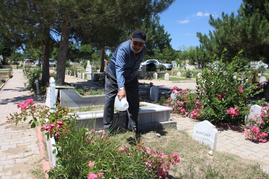 Arife günü mezarlıklarda ziyaretçi yoğunluğu