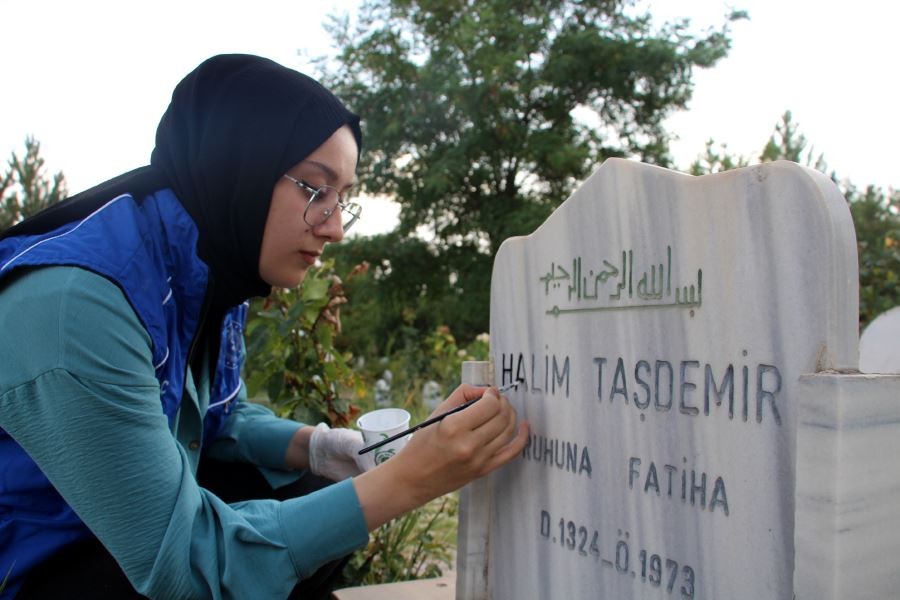  Gönüllü gençler, hiç tanımadıkları kişilere ait mezar taşlarını onardı