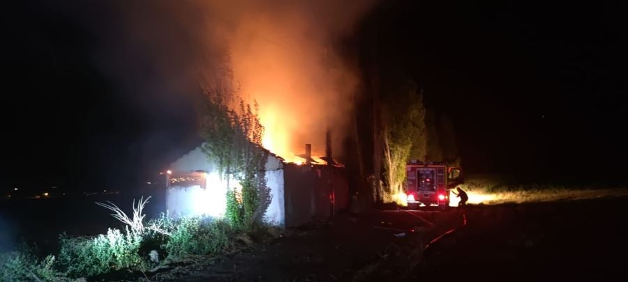 Sivas’ta korkutan yangın, müstakil ev yangında kül oldu