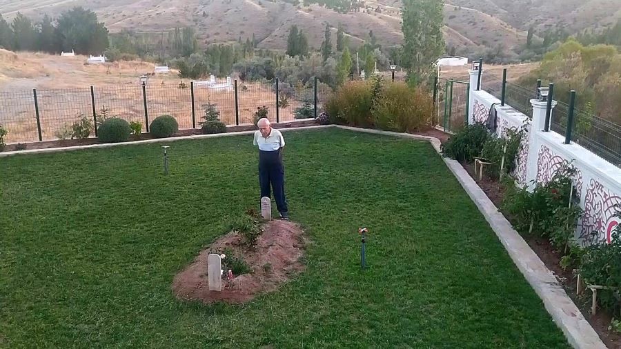 Eşinin Mezarını Adeta Bahçeye Çevrildi