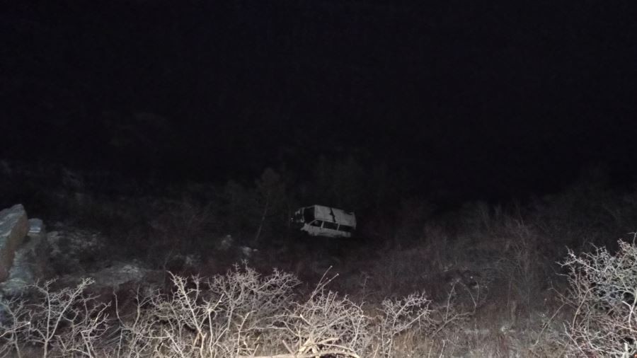 40 metreden uçuruma yuvarlanan minibüs ağaca çarparak asılı kaldı: 3 yaralı