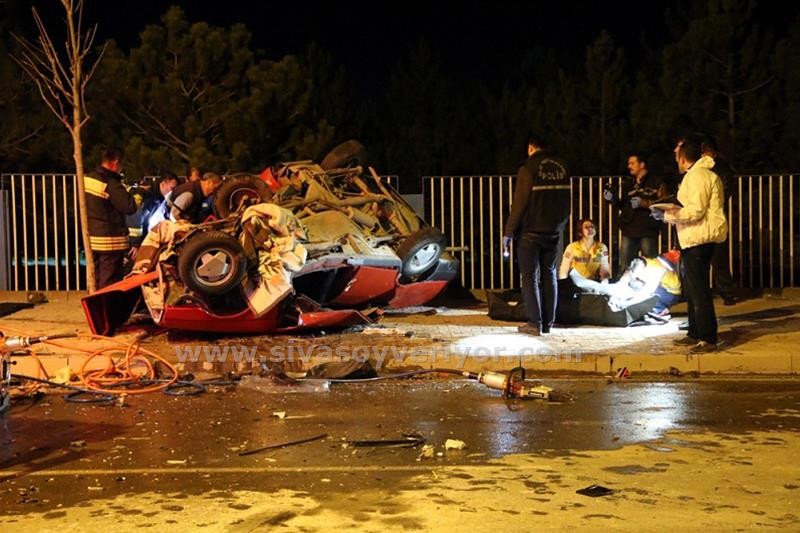 Sivas`ta İki Otomobil Çarpıştı: 6 Yaralı