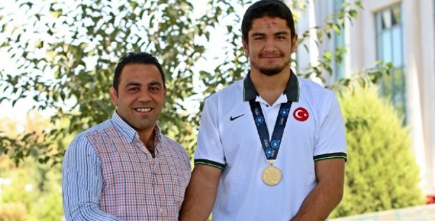 Milli Güreşçi Akgül, Dünyanın En İyisi