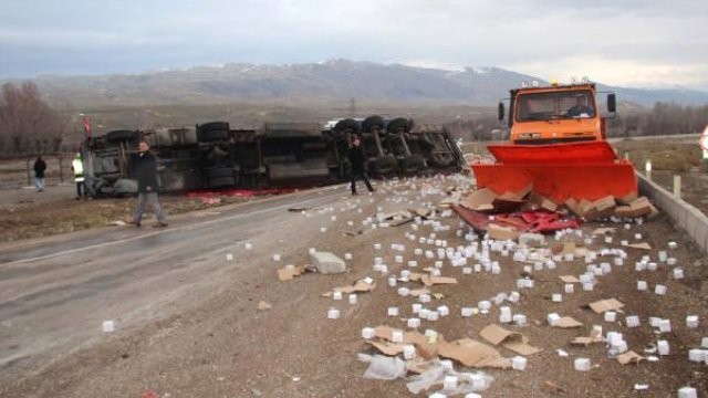 Sivas`ta Tır Devrildi, Kozmetik Ürünleri Yola Saçıldı