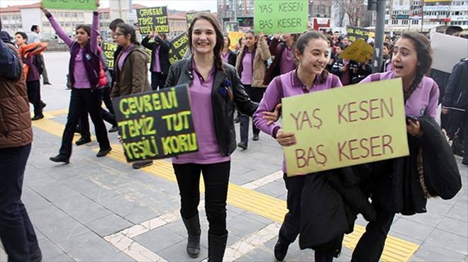 Öğrenciler Yeşil Dünya İçin Yürüdü