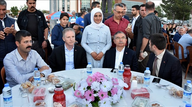 Bakan Yılmaz: Tayyip Erdoğan dışında vereceğiniz oy, kayıp olur