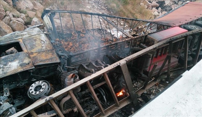 Köprüden dereye devrilen TIR alev aldı; sürücü öldü