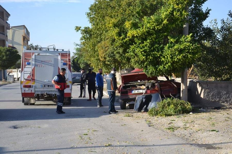 Kaza yapan otomobil karton kutu gibi buruştu